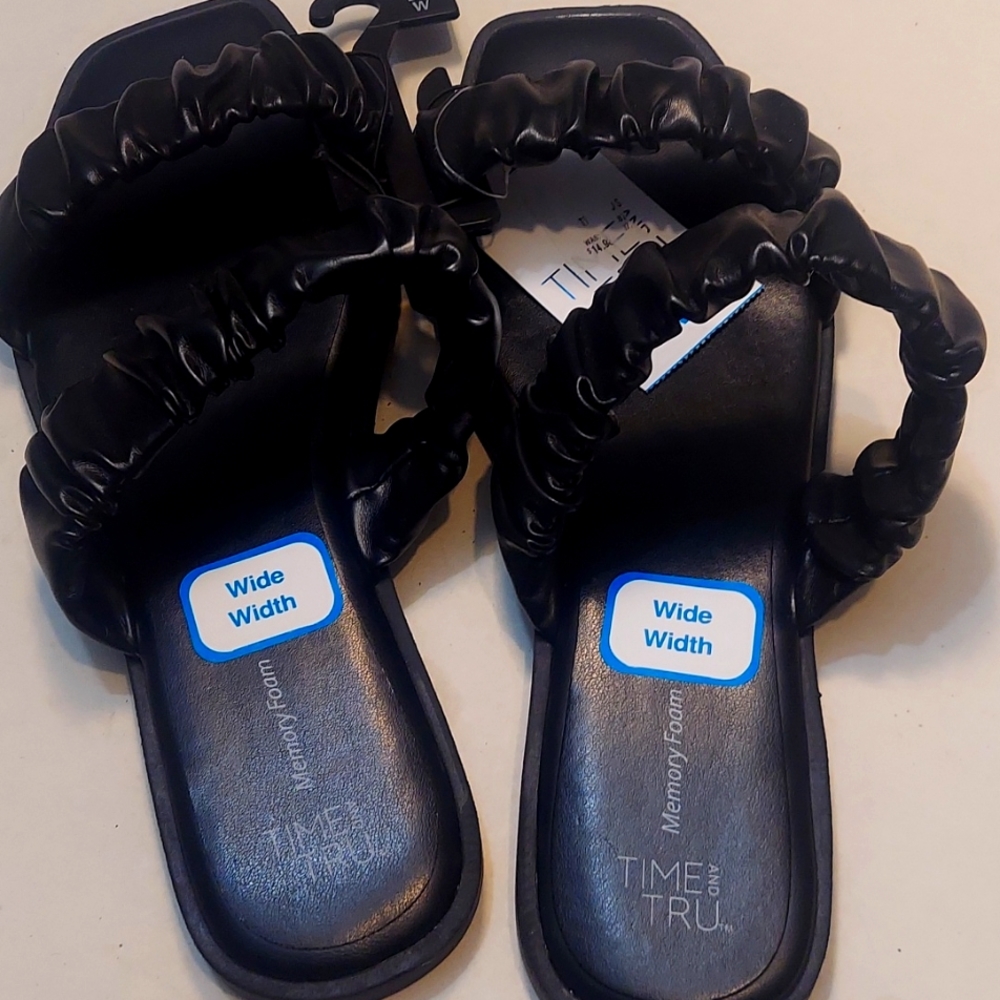 Time and True sandal black